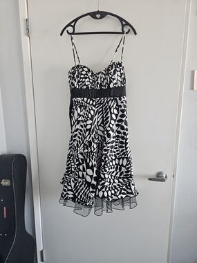 Black and White Leaf-Print Ruffled Mini Dress